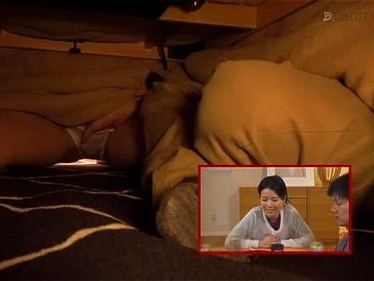母親と呼ぶにはあまりにも若い女のカラダに欲情し勃起…相手も気持ちは同じでこっそりコタツの中でいちゃいちゃ大人の関係