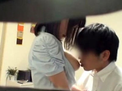 シャイな教え子を襲う巨乳家庭教師を母が秘密撮影証拠取り