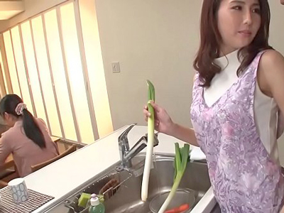嫁よりキレイな義母と中出し近親大人の関係