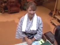 旅館の備品を壊しちゃった母娘に大人の関係強要→親子丼中出し！