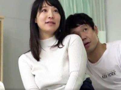 「ダメ‥声出ちゃうっ」父親に隠れてこっそり母子交尾を楽しむいやらしい親子