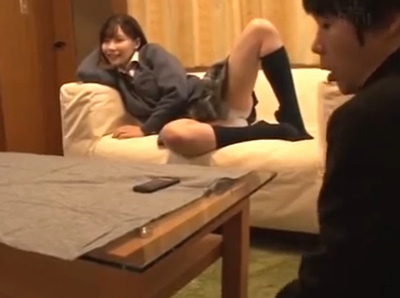 母親がいるのにパンチラ全開で誘惑してくるJK→鞄に忍ばせていたAVの通りに同級生を抜いてあげる積極的な女性
