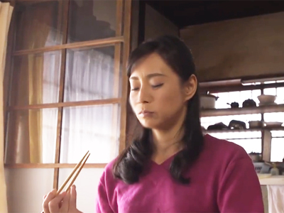 「ダメ‥父さん帰ってくるわよ！」イイ感じの熟れ具合の母をレイプする息子