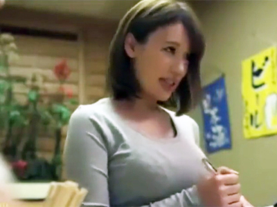 制服のTシャツのサイズ間違えて美乳がパツンパツンだった看板娘が案の定犯されるｗ
