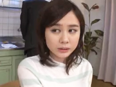 「お父さんいるのよ？」ドデカおっぱいの美人義母を襲って近親生発射！