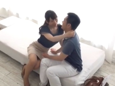 歳の差14歳差！震えるDTくんを優しく包みながら筆おろしするセクシー人妻
