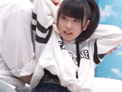 「え？聞いてないです‥」ロリ巨乳JDにいやらしいマッサ敢行して強制ハメ！